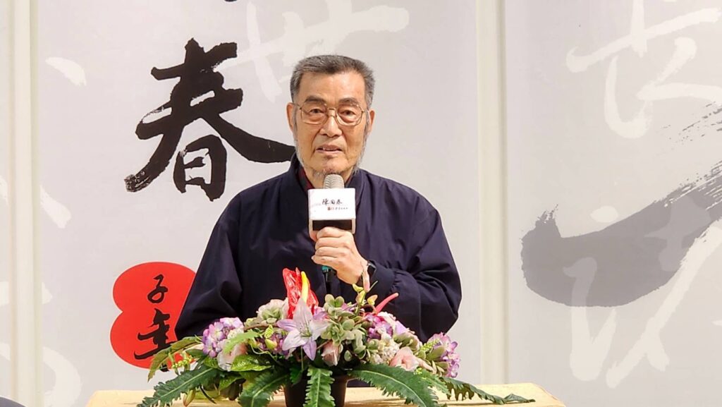 ▲書法家陳國春老師看到馬祖鄉親與書友到場支持，內心十分激動與感動，並述說著自己學書法的歷程，認為所有的榮耀將歸功於上帝。（記者 辛澎祥/攝）