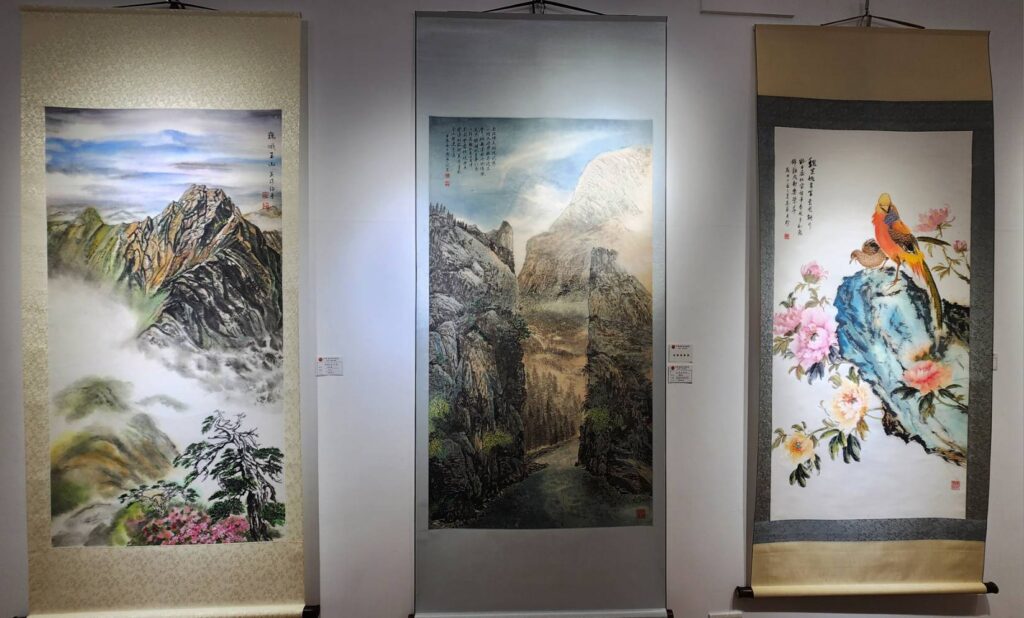 ▲水墨畫的細膩描繪與主題的景緻明亮，是這次展出作品中格外受到外界注意與青睞的。（記者 辛澎祥/攝）