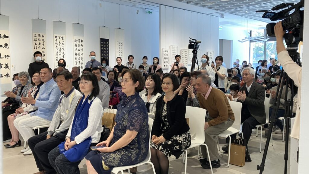 ▲出席展覽開幕式及頒獎活動的出席貴賓相當踴躍，使場面顯得人氣與作品香氣十足，氣氛炙熱。（記者 辛澎祥/攝）