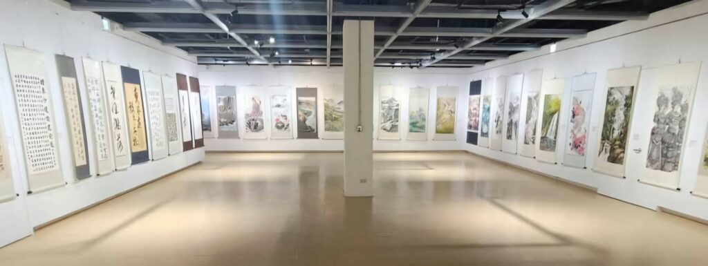 ▲在馬祖民俗文化館展出中的臺馬藝術家邀請展，展場寬敞明亮，作品質量兼俱。（記者 辛澎祥/攝）