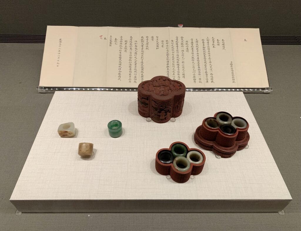 扳指是射箭時用來保護手指不被弓弦劃傷的護具，具有滿族騎射傳統的深刻意涵，也是皇帝御賜的禮品類型之一。（圖/故宮提供）