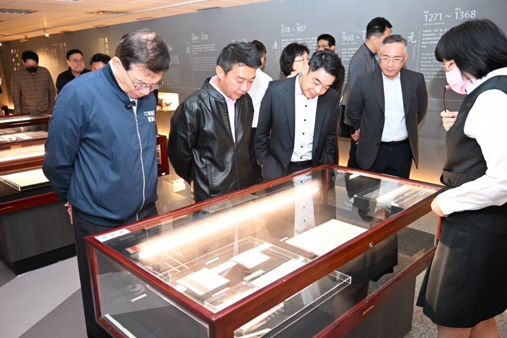 ▲在王國材董事長(左)陪同下,立委們至郵政博物館3樓「郵政歷史」展場聽取導覽解說。(圖/中華郵政 提供)