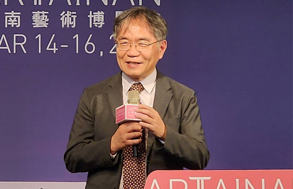 ▲臺南藝術大學校長邱上嘉認為，臺南藝博會提供了藝術學習與創作的重要管道，主辦單位畫廊協會投注心力策畫安排，讓活動更顯正向口碑。（記者 辛澎祥/攝）