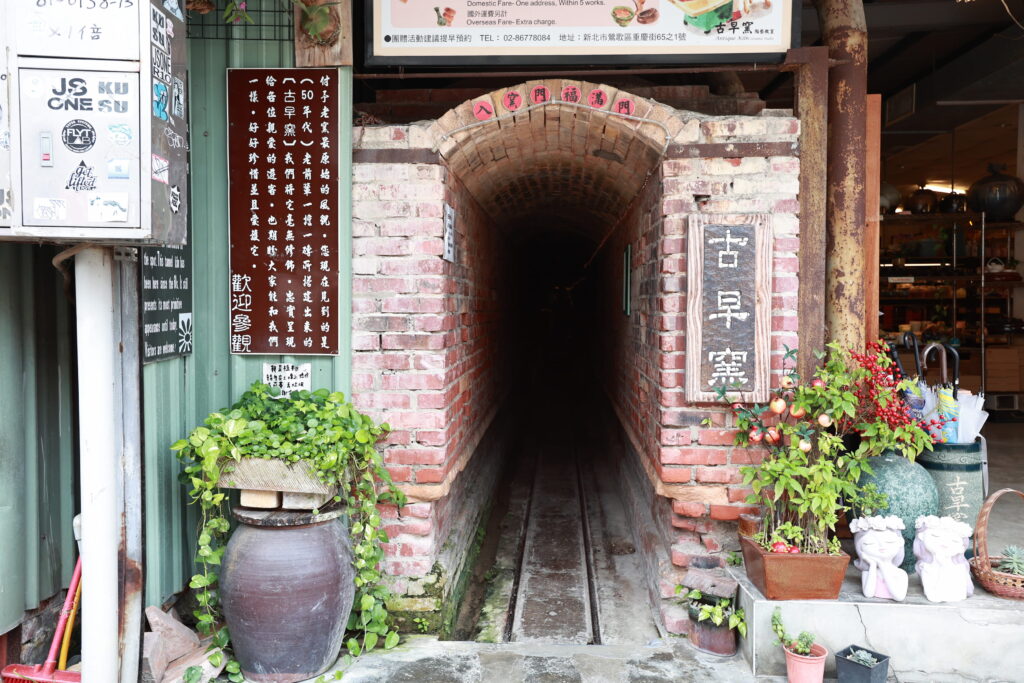 ▲老街上有各式各樣的陶瓷及工坊,漫遊其中能感受濃濃的藝術氛圍。(圖/新北市觀旅局 提供)