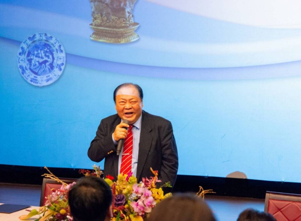 ▲澎湖縣縣長陳光復對故宮國寶文物首度跨海到澎湖展,顯得相當興奮。(記者 辛澎祥/攝)