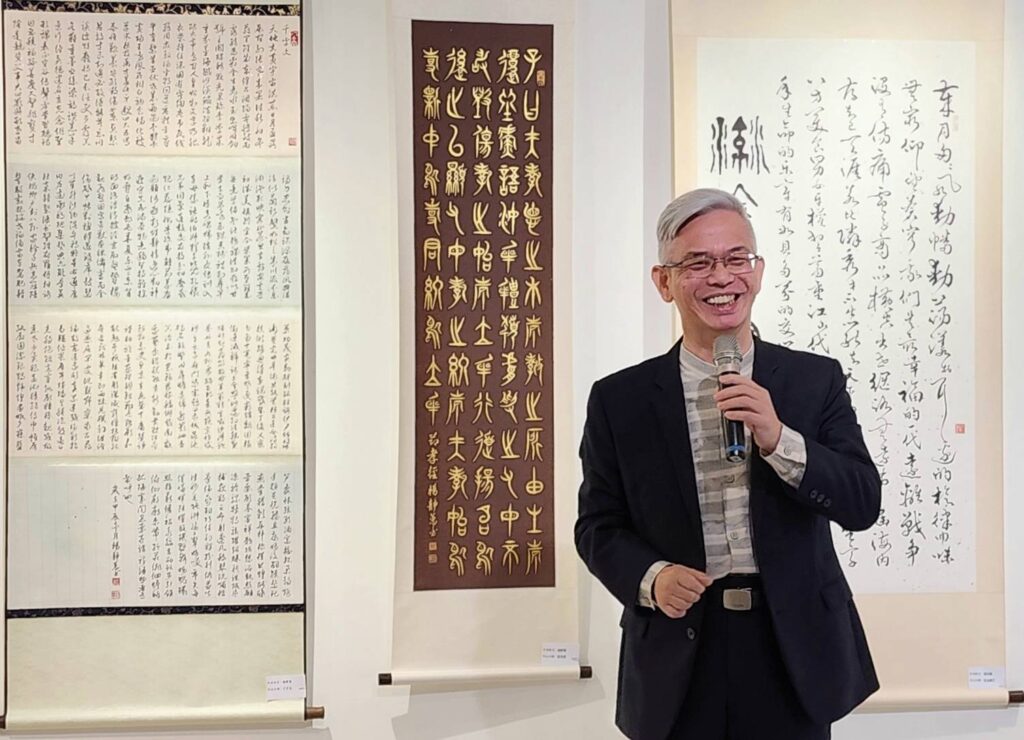 ▲前中華書道學會理事長楊旭堂期許大家在文字書寫中，得以修身養性與青春永駐，並肯定婦女書會的展出作品的質量兼具的美感。（記者 辛澎祥/攝）