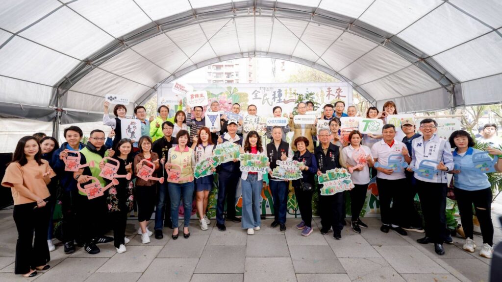 ▲新北市多點位植樹活動，參與來賓合影留念。（圖/新北市農業局 提供）