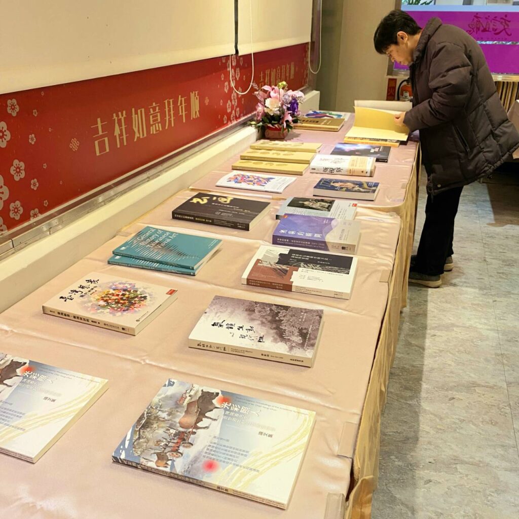 ▲現場展示的學會會員老師們的新書，並在現場逐一發表專著的內容觀點，極具權威感。（圖/廖新田 提供）