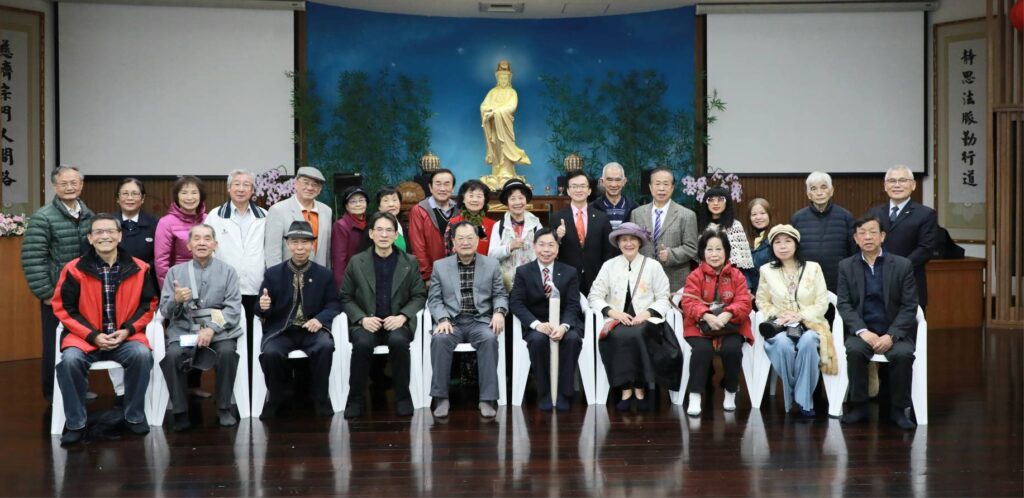 ▲出席開幕式的書畫界貴賓與藝術家們,以大合照合影留念。(記者 辛澎祥/攝)