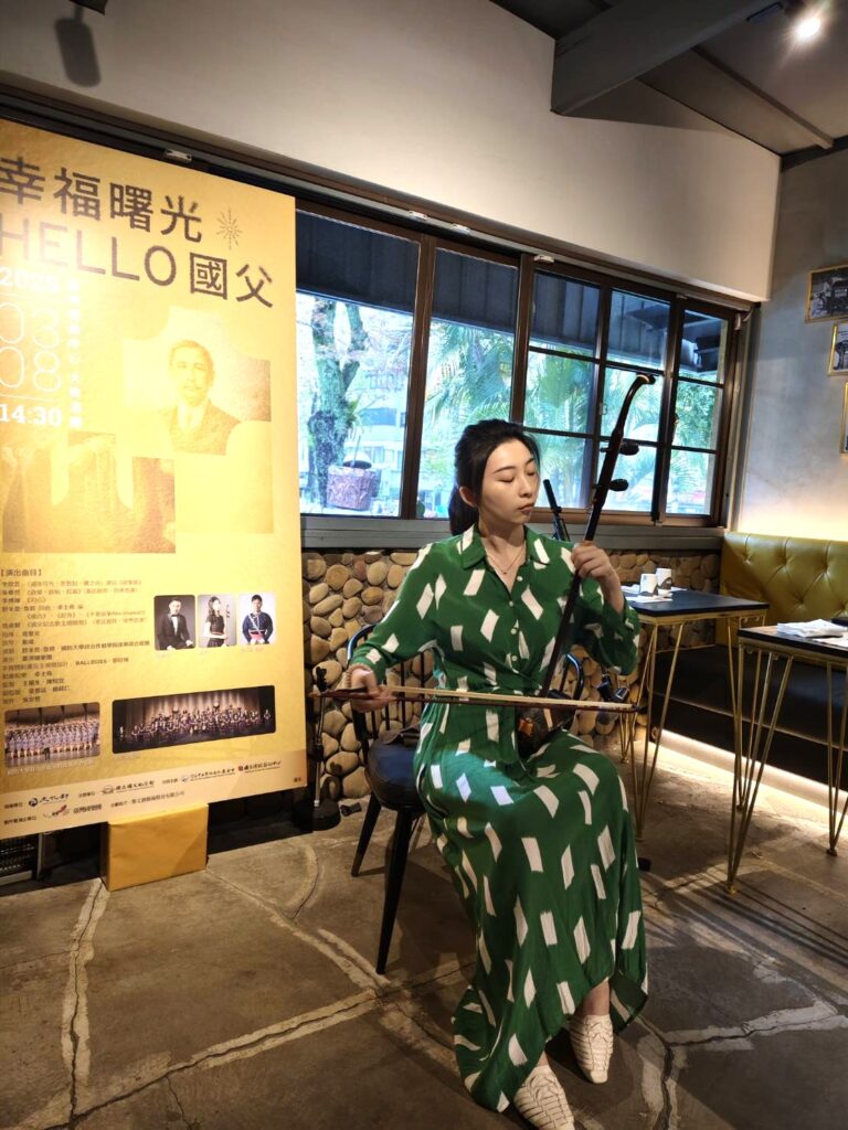 胡琴演奏家戴瑋現場演奏。（記者 陳安婷/攝）