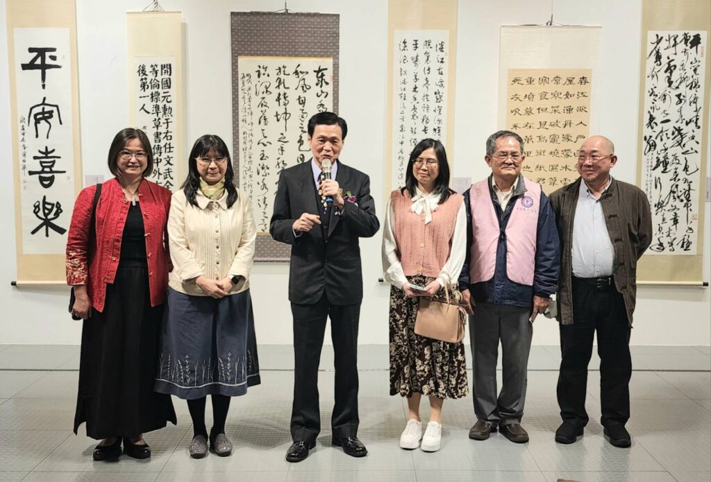 ▲中國書法學會理事長陳銘鏡（左三）特別在開幕式上對策畫此次作品聯展大型活動的會務人員的高度肯定與感謝，包括副秘書長戴素君（左起） 秘書長彭世宜、副秘書長朱育錡、副秘書長徐鴻森及副秘書長沈致中，面對貴賓一字排開，甚感與有榮焉。（記者 辛澎祥/攝）