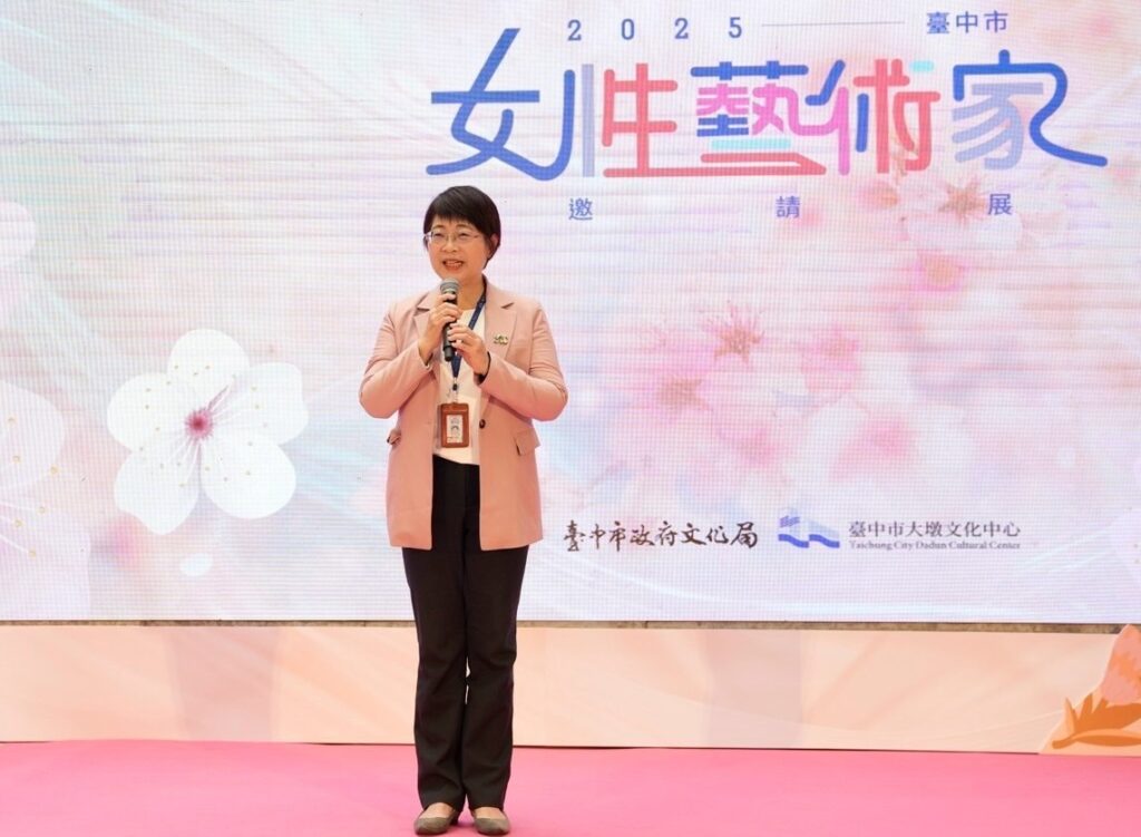 臺中市文化局長陳佳君代表盧市長出席女性藝術家邀請展開幕活動。（圖/文化局提供）