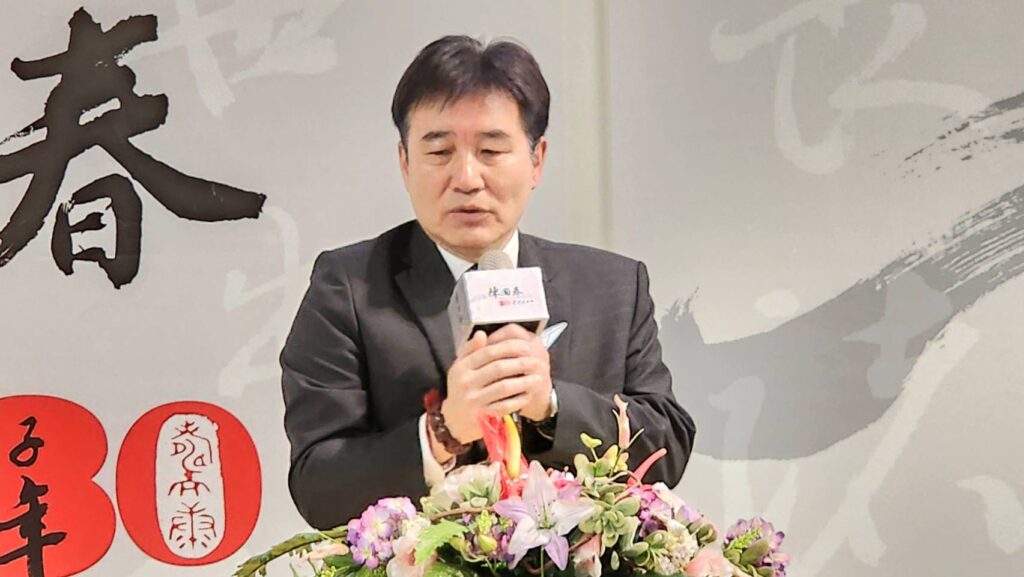 ▲連江縣政府副縣長陳冠人致詞時表達對陳國春老師的書藝成就給予正面評價。（記者 辛澎祥/攝）