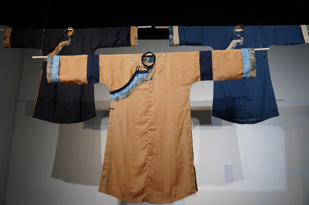 以藍染及薯榔染製作的清代閩服和客服代表大襟衫。(圖/纖維館提供)