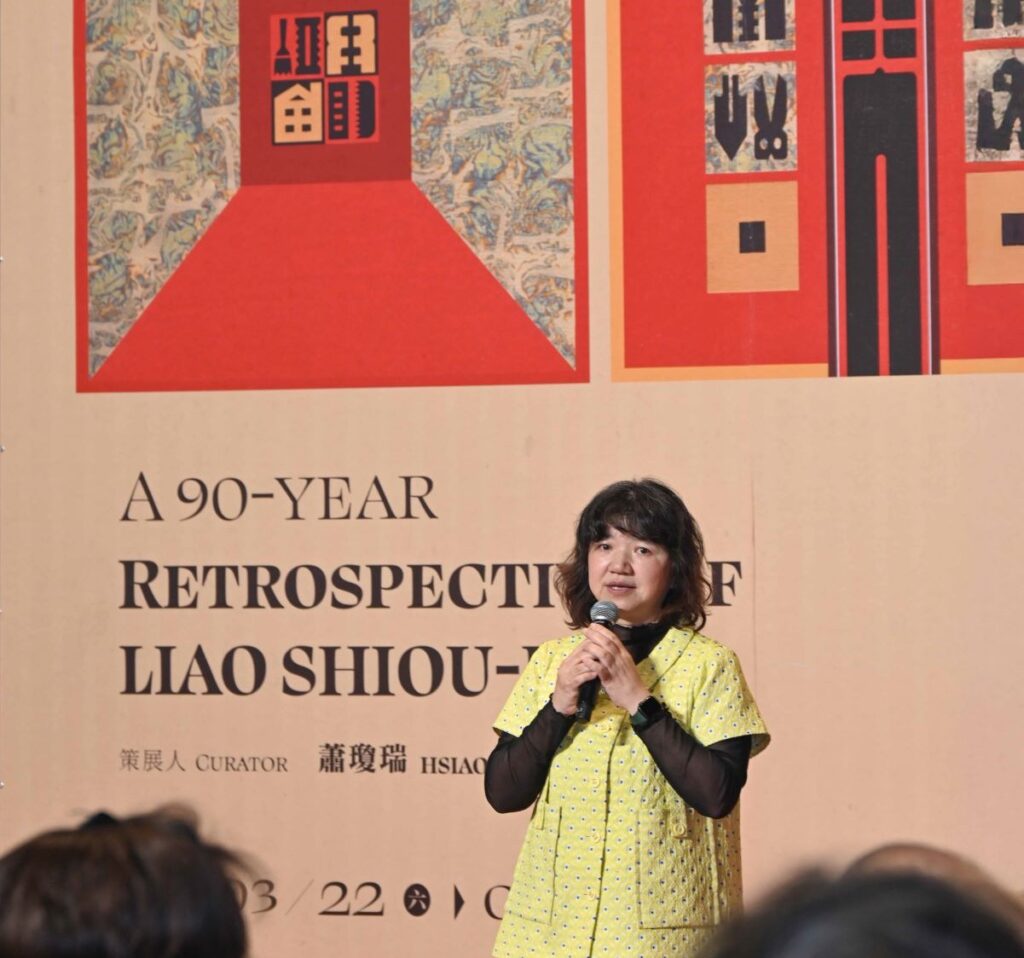文化部政務次長李靜慧感謝廖修平對版畫藝術的卓越貢獻。（圖/國美館提供）