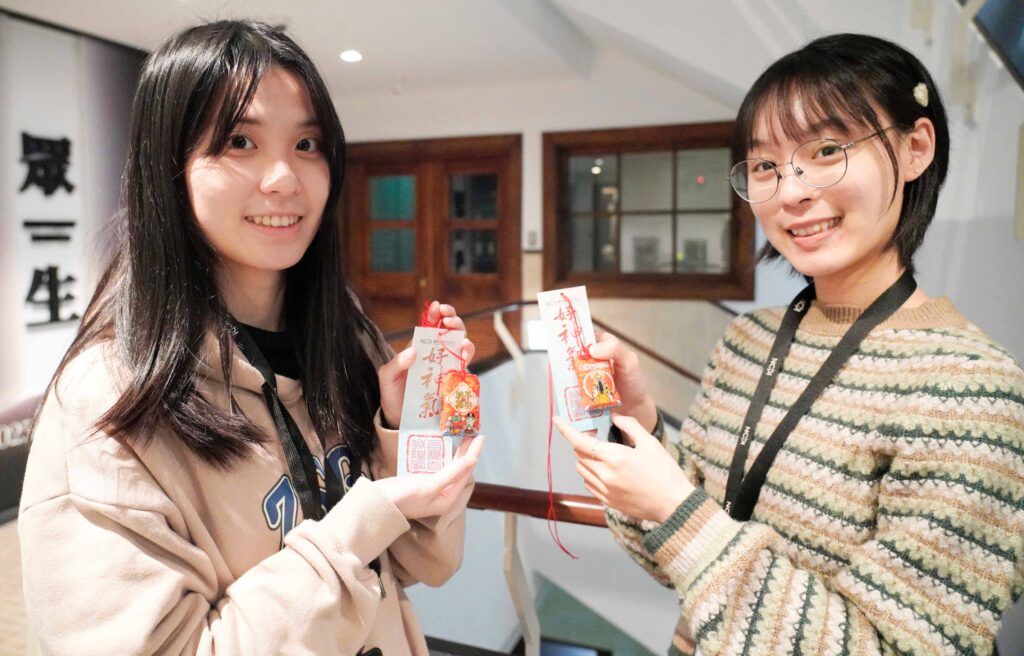 參加「好神氣‧好照應」拍照打卡活動，即可獲得國家攝影文化中心與臺灣省城隍廟聯名製作的「好神氣」平安符香火袋。 （圖/國家攝影文化中心提供）