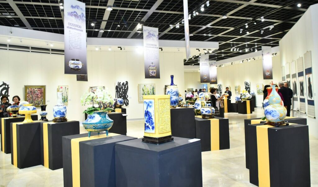 ▲彰化縣美術館展出的雙人展豐富多彩的作品，展場寬敞且充滿人氣。（圖/彰化縣文化局 提供）