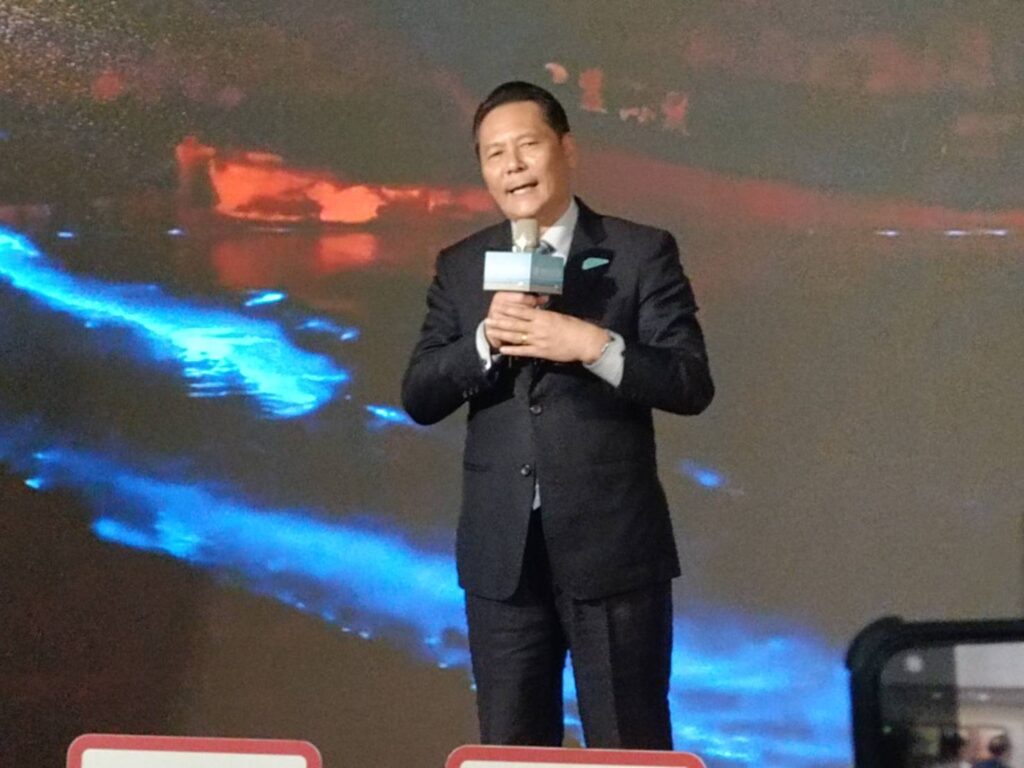 ▲連江縣縣長王忠銘致詞時表示，四月的馬祖藍眼淚是旅遊行程重點，更多的旅遊亮點盡在馬祖，他熱情歡迎大家的到來。（記者 辛澎祥/攝）