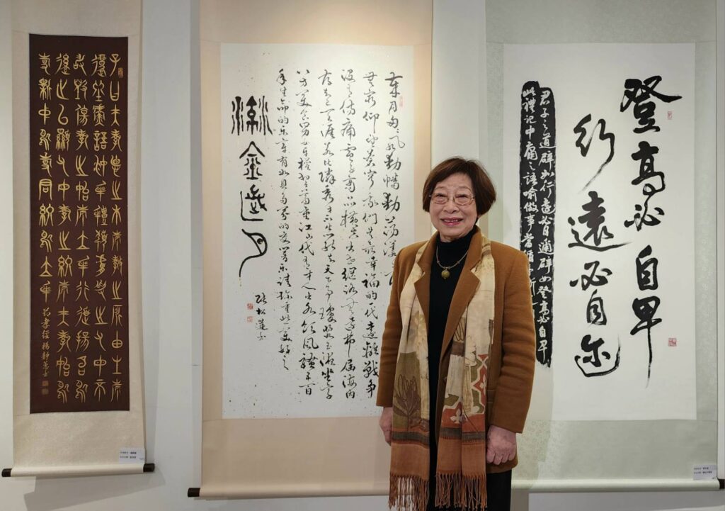 ▲前中華婦女書會與前臺灣女書法家學會理事長的女書法家張松蓮，在兩岸書藝交流的基礎上開啟互動往來契機，對這次中華婦女書會聯展也更加熱情力挺到底。（記者 辛澎祥/攝）
