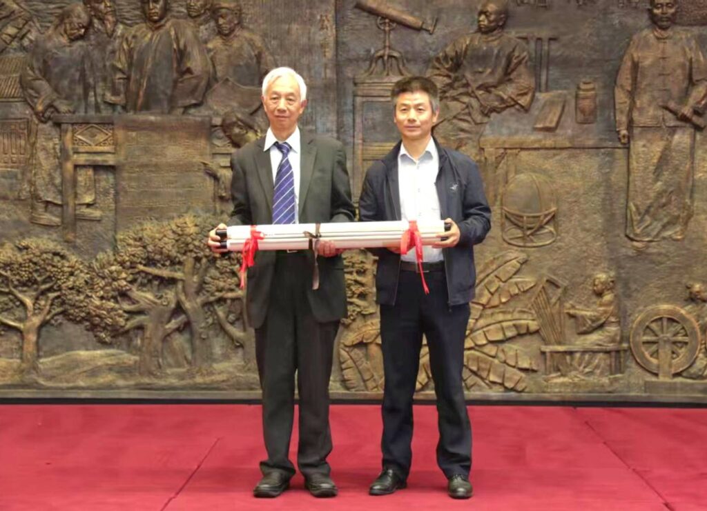 ▲石景宜劉紫英伉儷文化藝術館副館長許鴻學(右)接受捐赠並頒發收藏證書。(圖/石漢基 提供)