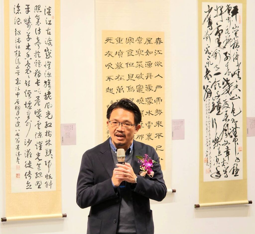 ▲臺藝大書畫藝術系教授蔡介騰致詞時表達對中國書法學會在推動書畫交流與展出活動的毅力與決心，給予正面的鼓勵與評價。（記者 辛澎祥/攝）