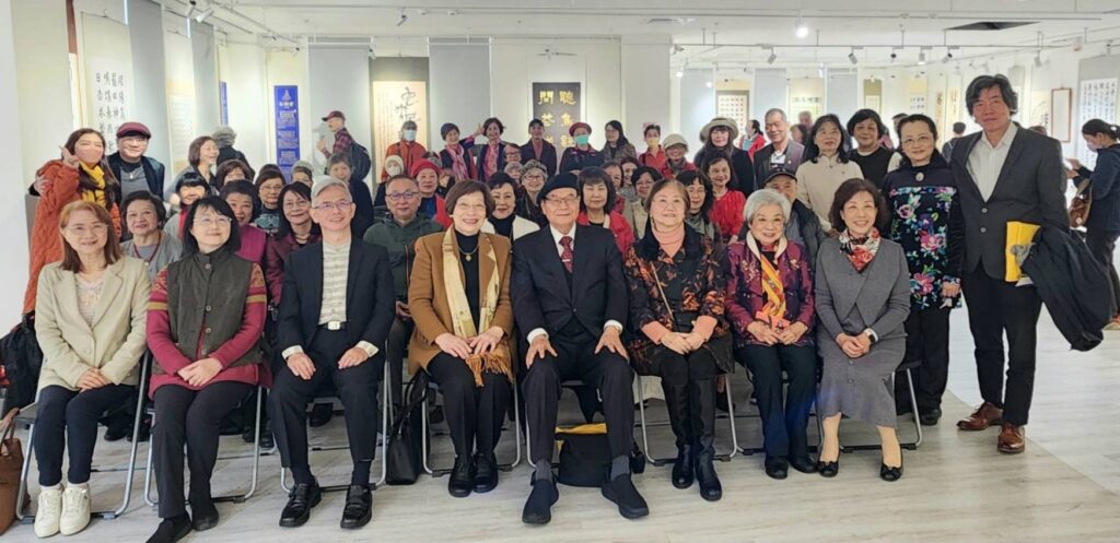 ▲全體大合照為中華婦女書會聯展開幕式畫下圓滿句點。（記者 辛澎祥/攝）