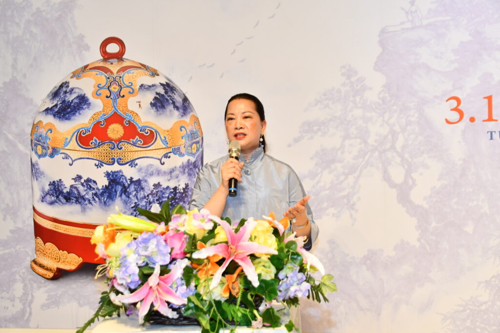 ▲陶瓷創作藝術家卓麗秋老師說明這次展覽的作品特色，並在追求創新目標下，讓作品呈現多元新面貌。（圖/彰化縣文化局 提供）