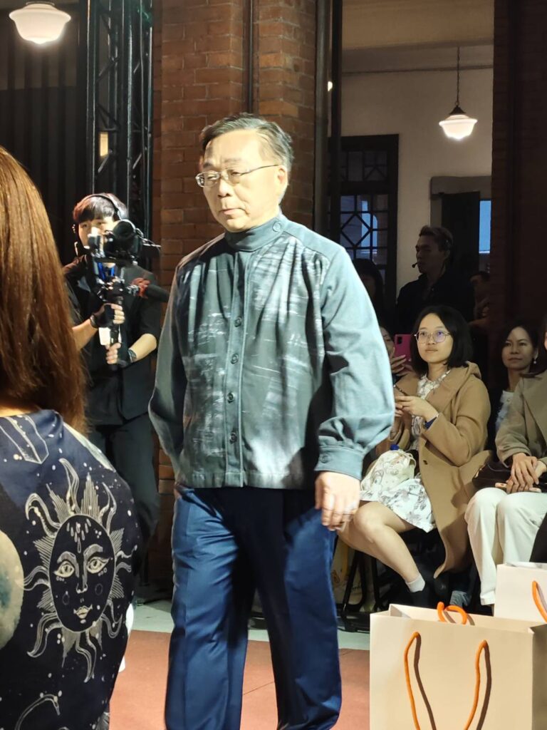 史博館館長洪世佑，身穿以《雕花石槽》為靈感設計的立領澎袖上衣，獻出處女秀。（記者 陳安婷/攝）