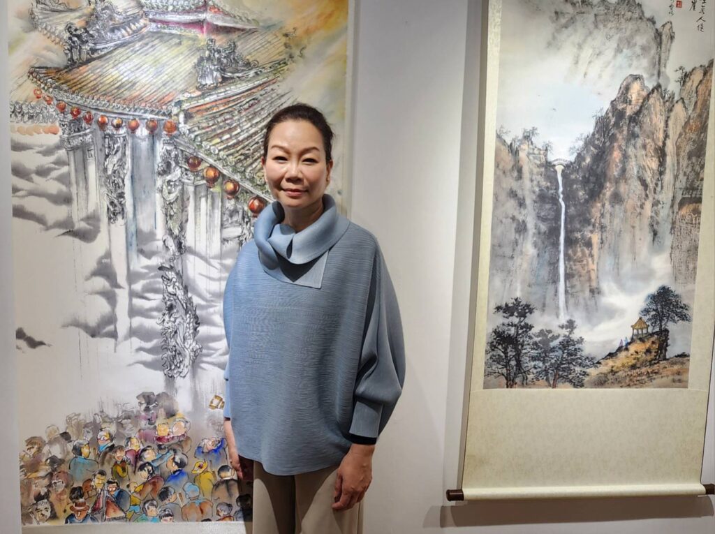 ▲中華畫筌美術協會理事長鄭娟娟，認為這次協會十週年慶作品聯展水準整齊，質量兼俱，她期待將與協會會員齊力迎接下一個黃金十年。（記者 辛澎祥/攝）