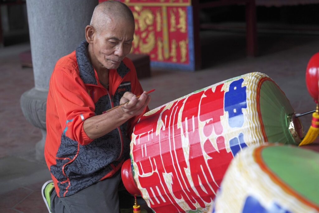 謝志雲藝師製作燈籠,神情專注。(圖/文化局提供)