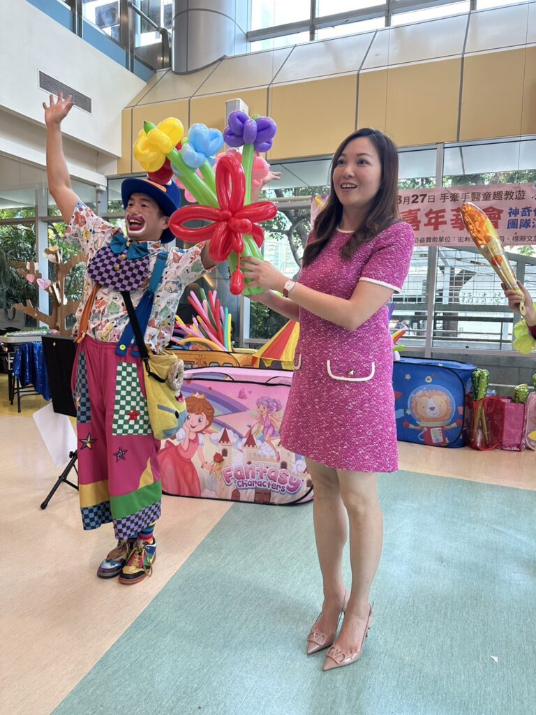 ▲宏利發建設董事長楊雅婷(右)與小丑的歡樂互動,感染了現場熱鬧氣氛。(記者 辛澎祥/攝)