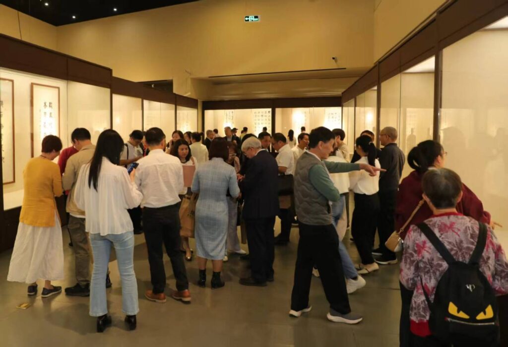 ▲出席開幕式活動的貴賓將展覽現場擠得水洩不通,場面相當熱絡。(圖/石漢基 提供)