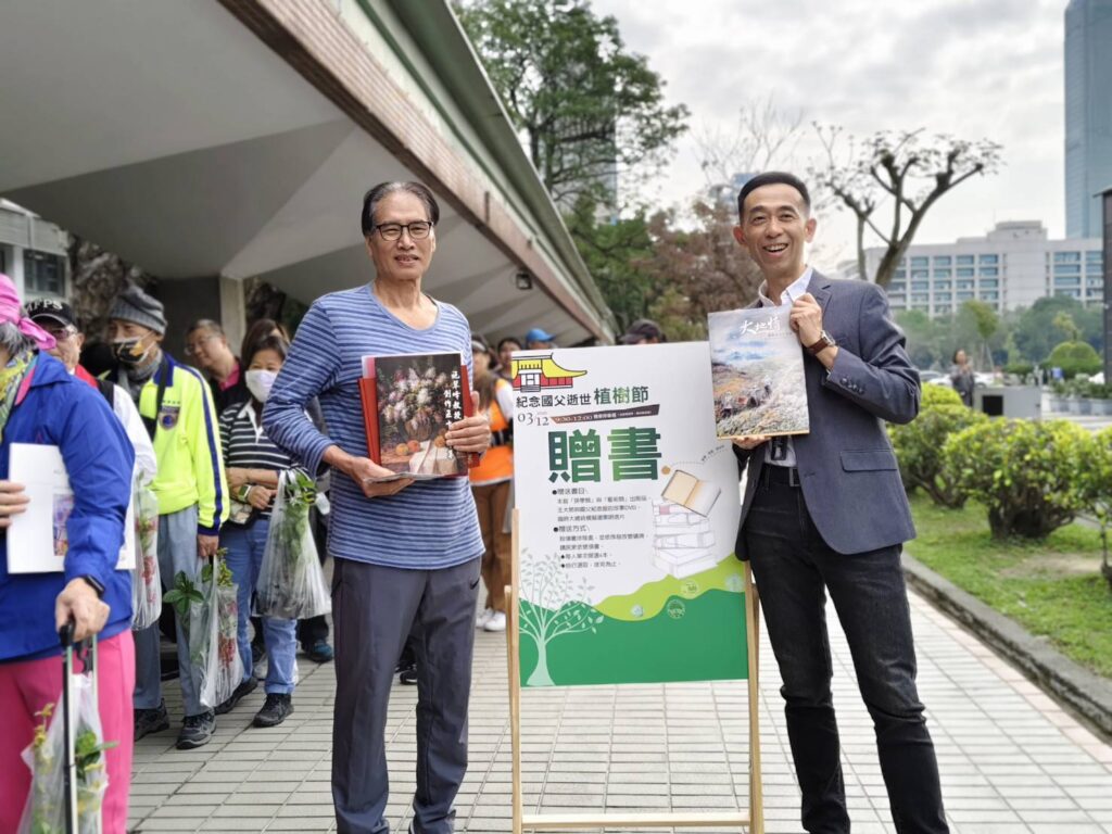 「書香入懷」贈書活動,民眾熱情參與,拔得頭籌。(記者 陳安婷/攝)