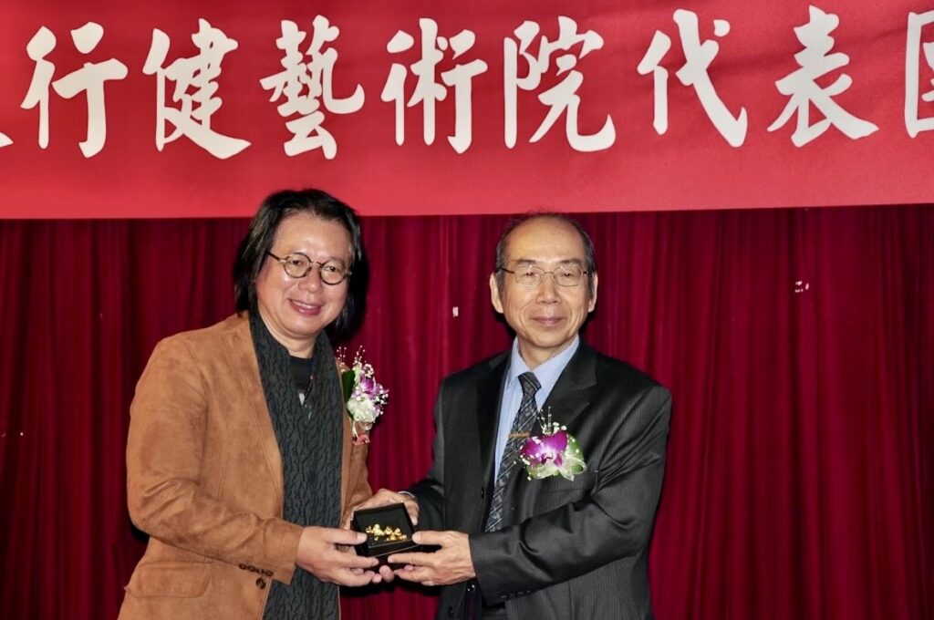 ▲民國107年首次雙方的藝術交流與合作，新加坡天行健藝術院林祿在院長（左）與中華畫筌美術協會榮譽理事長廖學政（右）當年的合影，廖學政理事長特別代表協會致贈禮品以表達對林祿在院長的感謝之意。（圖/鄭娟娟 提供）