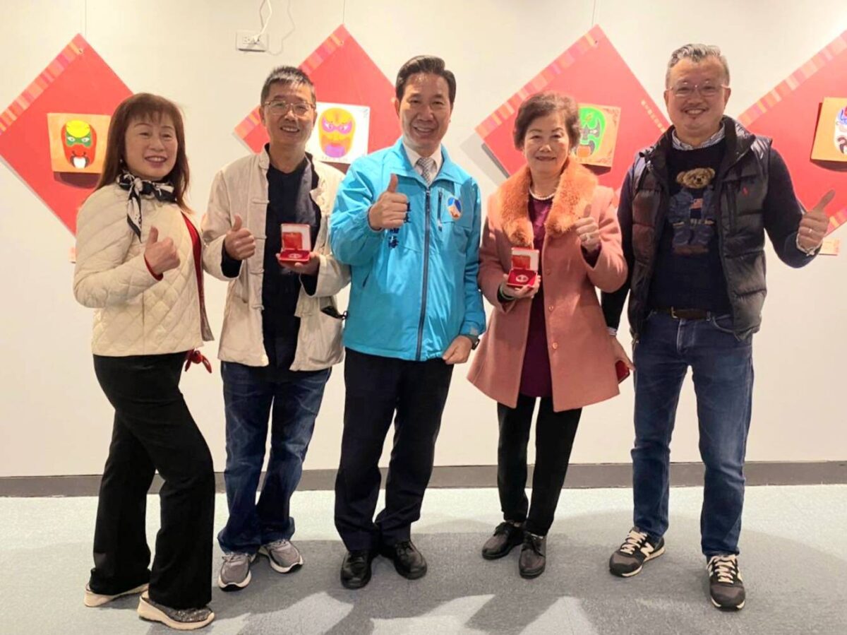 金門縣長陳福海觀覽「賞心悅睦」三人聯展   讚譽藝術傳承與家族情感   成為典範