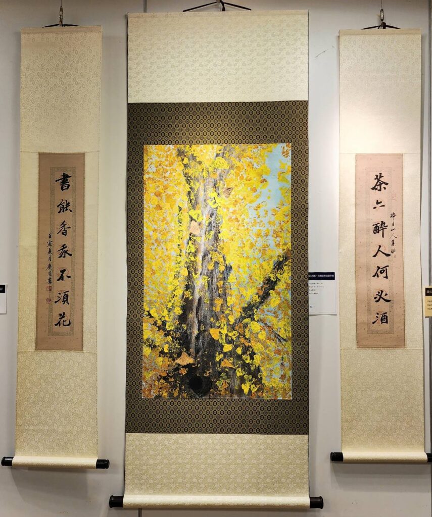 ▲洪慶恩以新水墨畫技所呈現的作品「銀杏之舞」,格外吸睛。(記者 辛澎祥/攝)