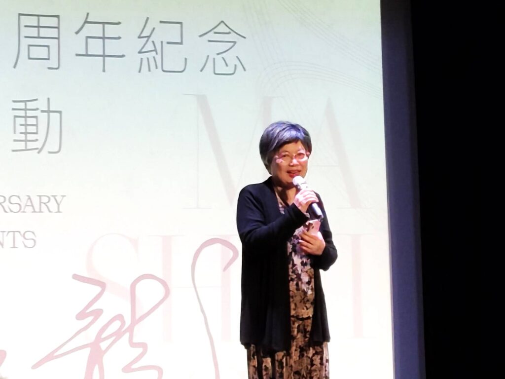 顏綠芬教授說明系列活動的整體規劃。（記者 陳安婷/攝）