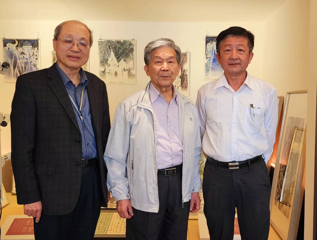 ▲受大岡藝術中心之邀而展售作品的知名書畫家林隆達教授（左起）羅振賢教授與沈政乾教授，展場開心合影留念。（記者 辛澎祥/攝）
