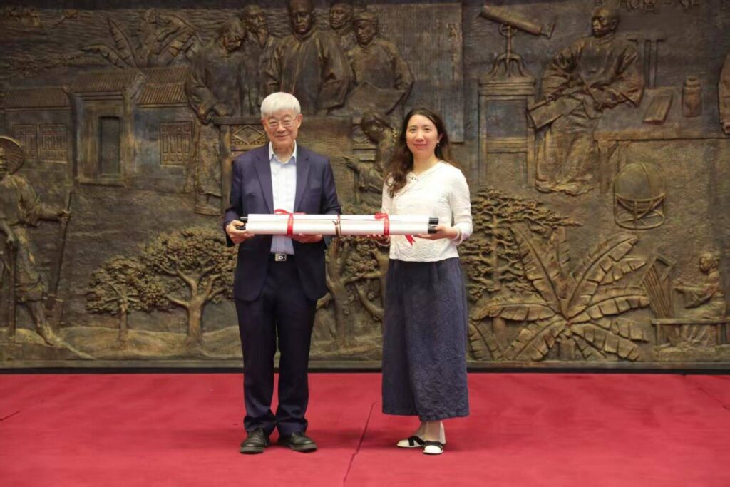 ▲石景宜博士博物館館長、香港漢榮書局有限公司總經理石國基(左)致贈收藏證書給獲獎單位代表。(圖/石漢基 提供)