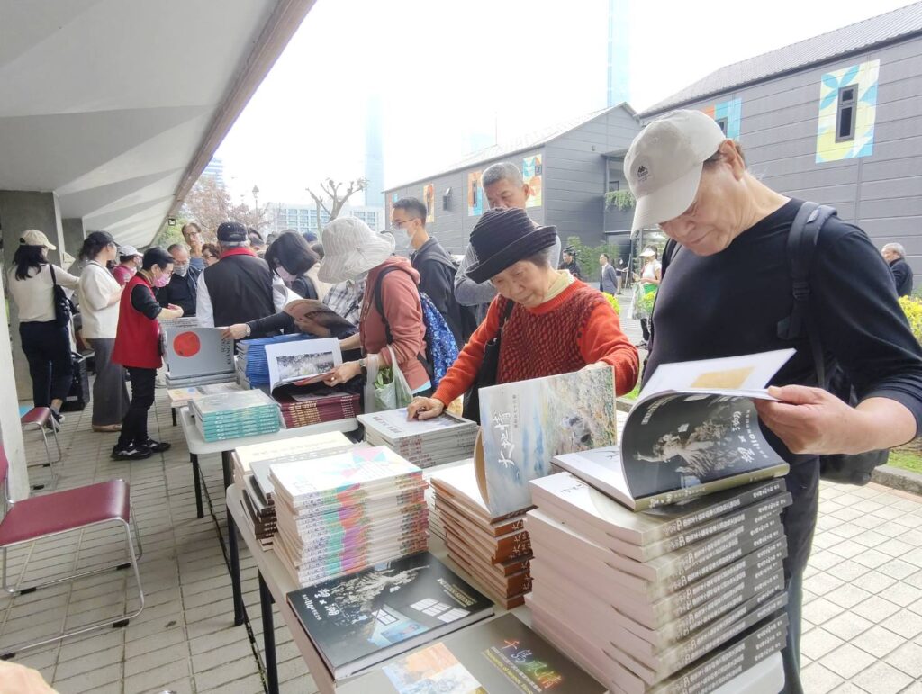 「書香入懷」贈書活動,提供歷年該館出版的孫學圖書及藝術家的精彩畫冊,供民眾選用。(記者 陳安婷/攝)