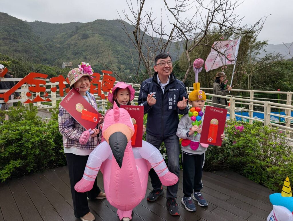 農業局長諶錫輝頒發最佳造型獎，民眾打扮成紅鶴、杜鵑花等樣貌，十分可愛。（圖/農業局提供）