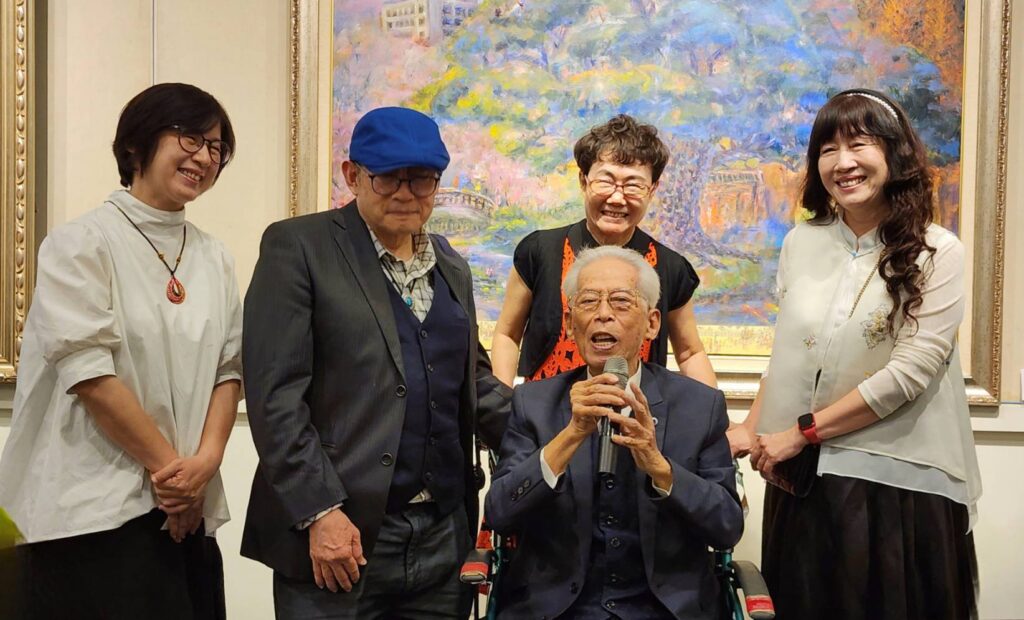▲趙宗冠醫師家族六人展展現多元互動的熱情。(記者 辛澎祥/攝)
