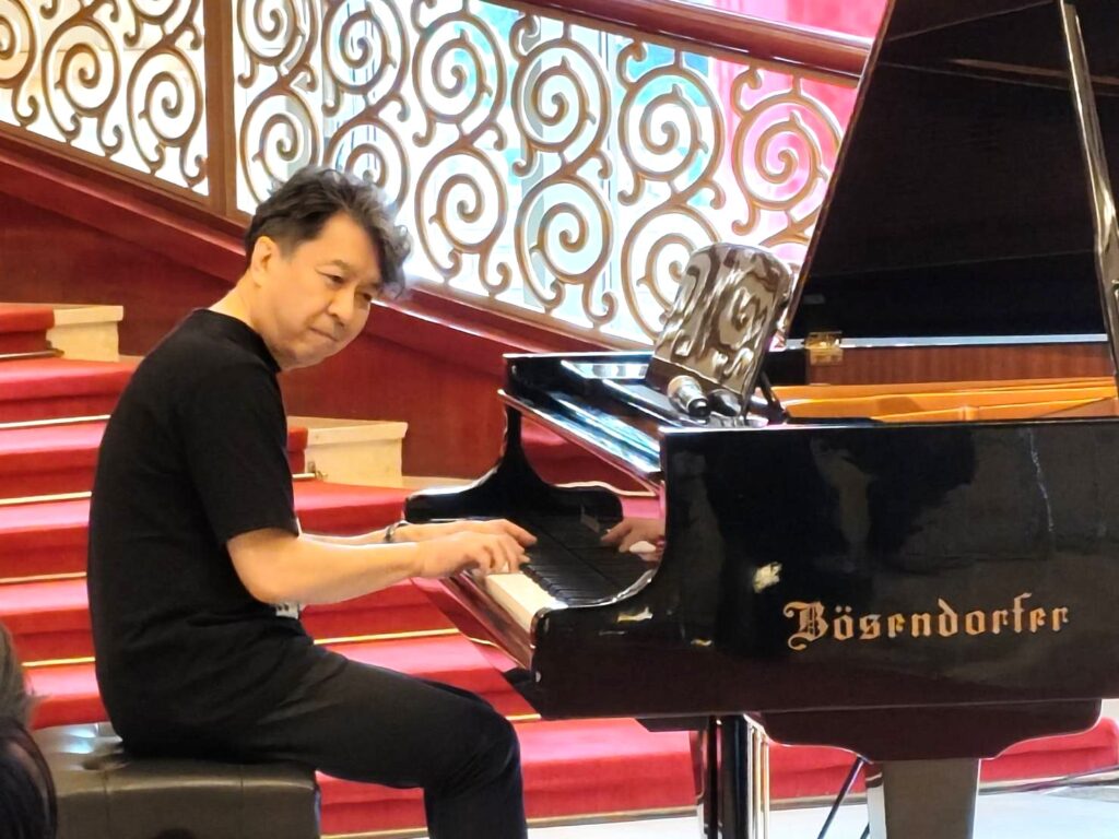 日本鋼琴家小曾根真於記者會上演奏的專注神情。（記者 陳安婷/攝）