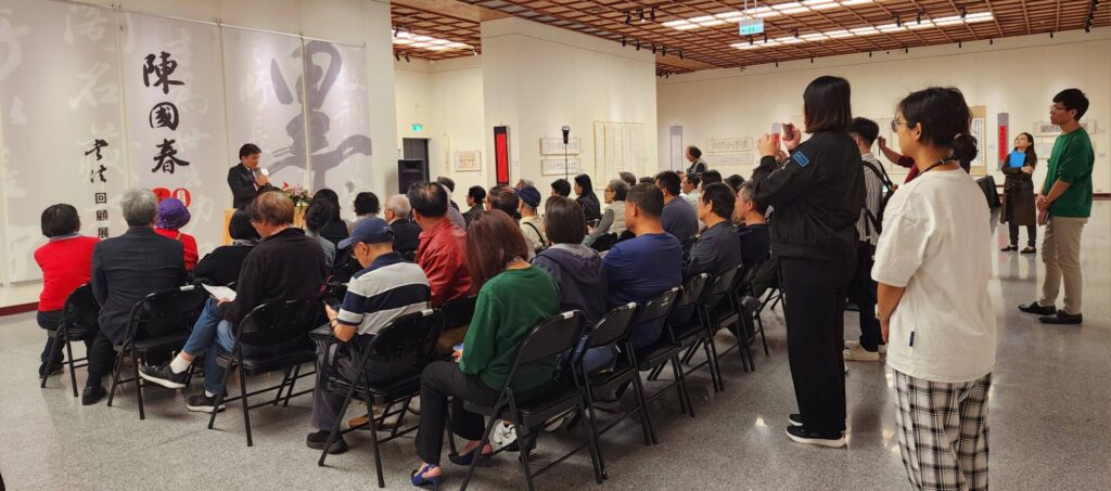 ▲出席陳國春老師八十回顧展的各界貴賓，都在作品展示中有著對應般的熱絡交流，令人印象深刻。（記者 辛澎祥/攝）