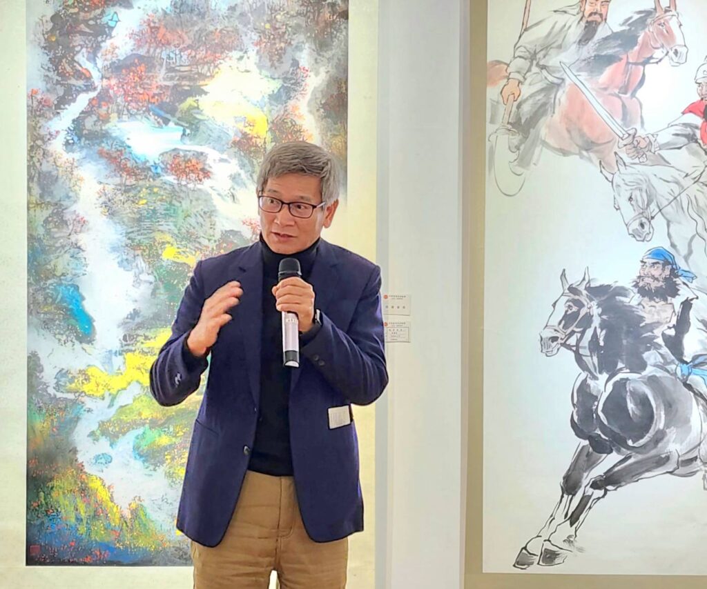 ▲臺灣藝術教育館館長李泊言認為參展藝術家都在創作上真情流露，作品水準極高，備受推崇。（記者 辛澎祥/攝）