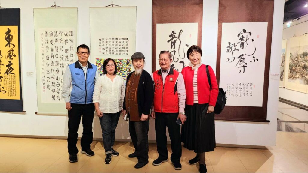 ▲自臺灣來到馬祖進行臺馬聯展的協會書法老師，左起林加添、詹美絨、陳文樹、張有趁與何慶珍老師，背後展出之書體作品備受好評。（記者 辛澎祥/攝）