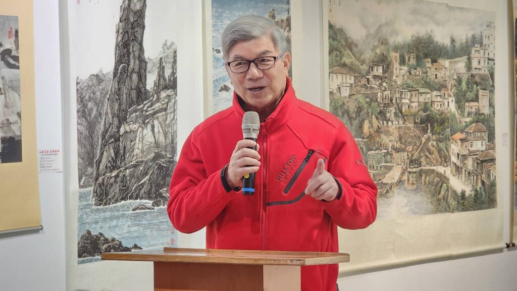 ▲馬祖在地藝術家陳合成教授指出，馬祖有很多豐富的人文與令人感動的發展歷程，相當值得臺灣藝術家多加探訪與交流，以提昇臺馬互動展出的水準。（記者 辛澎祥/攝）