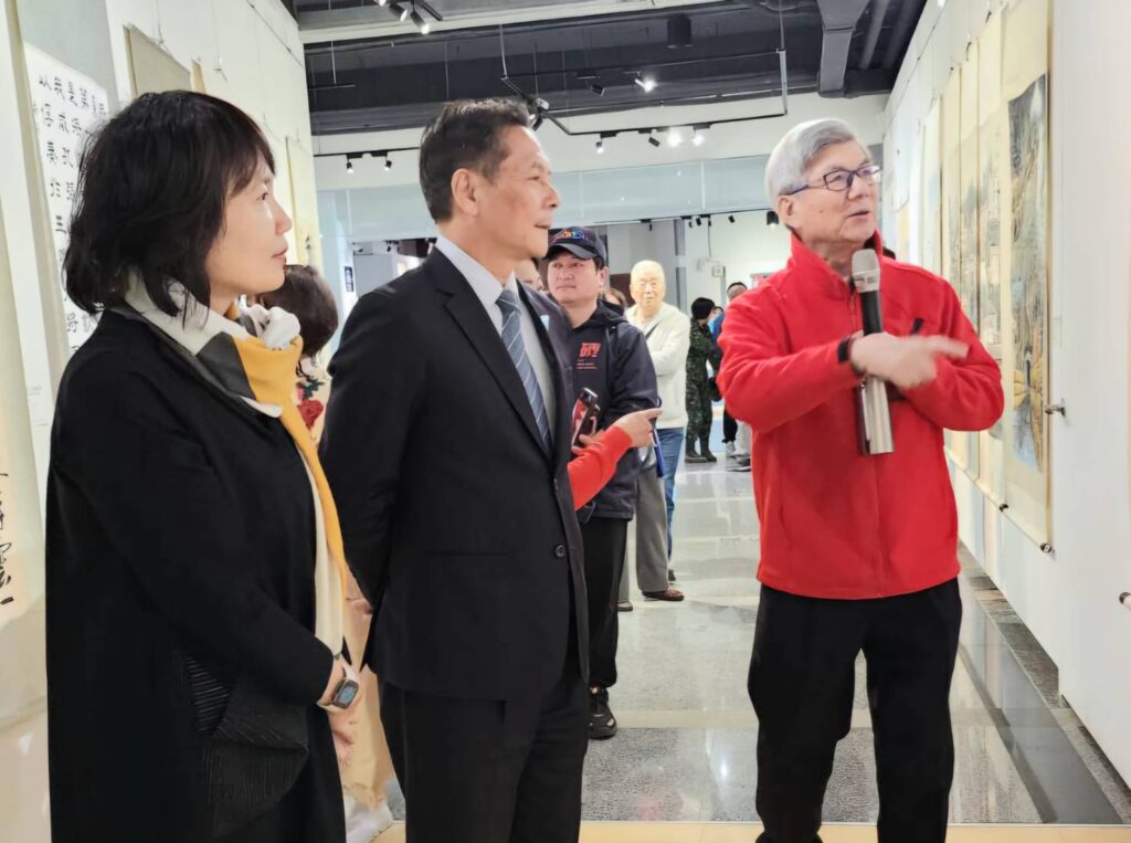 ▲知名水墨畫家陳合成教授（右）在開幕式後特別為連江縣縣長王忠銘（中）及連江縣政府文化處處長吳曉雲進行作品導覽，具體且詳實。（記者 辛澎祥/攝）