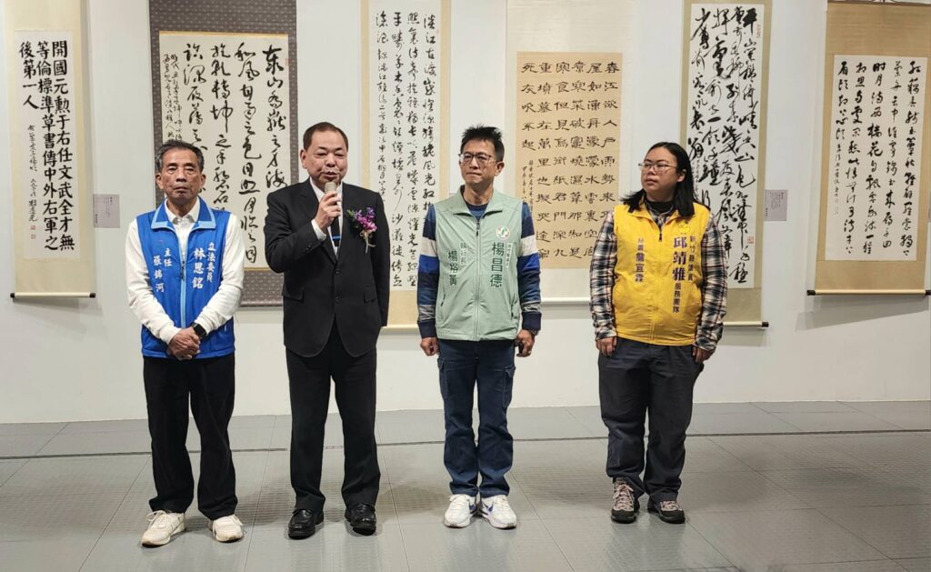 ▲新竹縣政府副縣長陳見賢（左二）邀請新竹縣中央與地方民意代表團隊一起見證新竹縣地方的文化建設政績，並歡迎書畫界人士到新竹縣進行展覽交流。（記者 辛澎祥/攝）