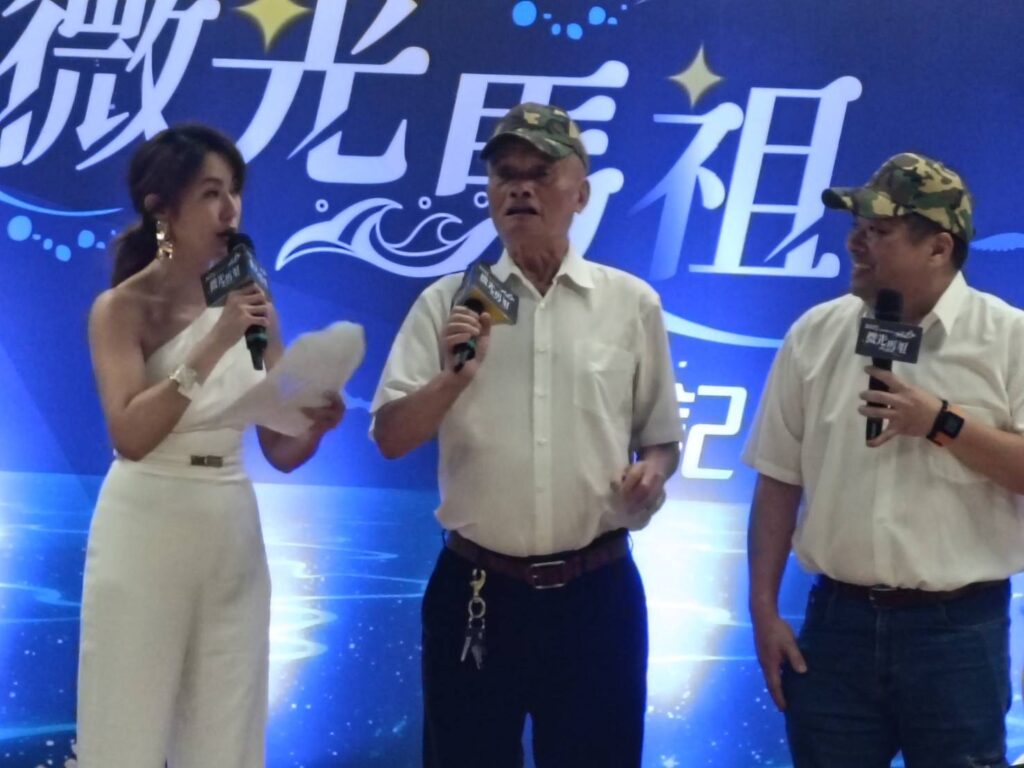 ▲曾在馬祖當兵的一對父子,回憶當年的馬祖歲月,可謂歡笑與苦難雜陳。(記者 辛澎祥/攝)